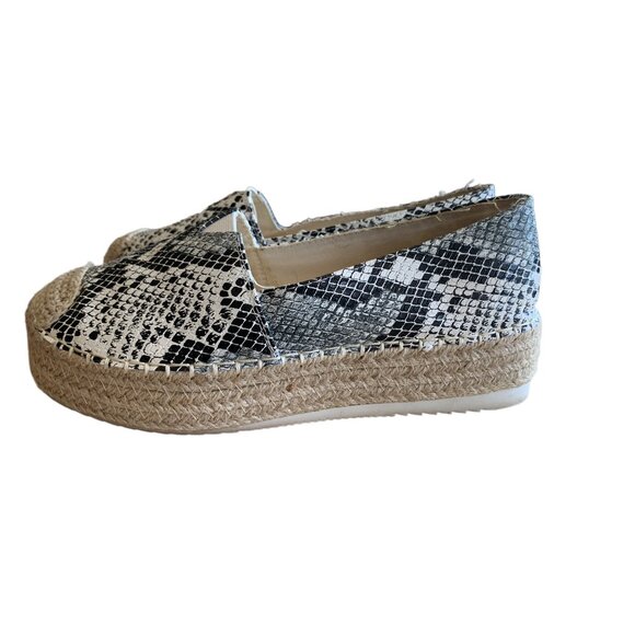 🍒 2/$20 🍒 Snakeskin Pattern with Straw Toes Fashion Sneakers sz 6 - Picture 2 of 6